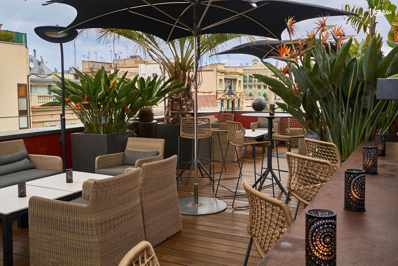 Terraza elegante de Hotel Villa Emilia en Barcelona para celebraciones y cumpleaños especiales.