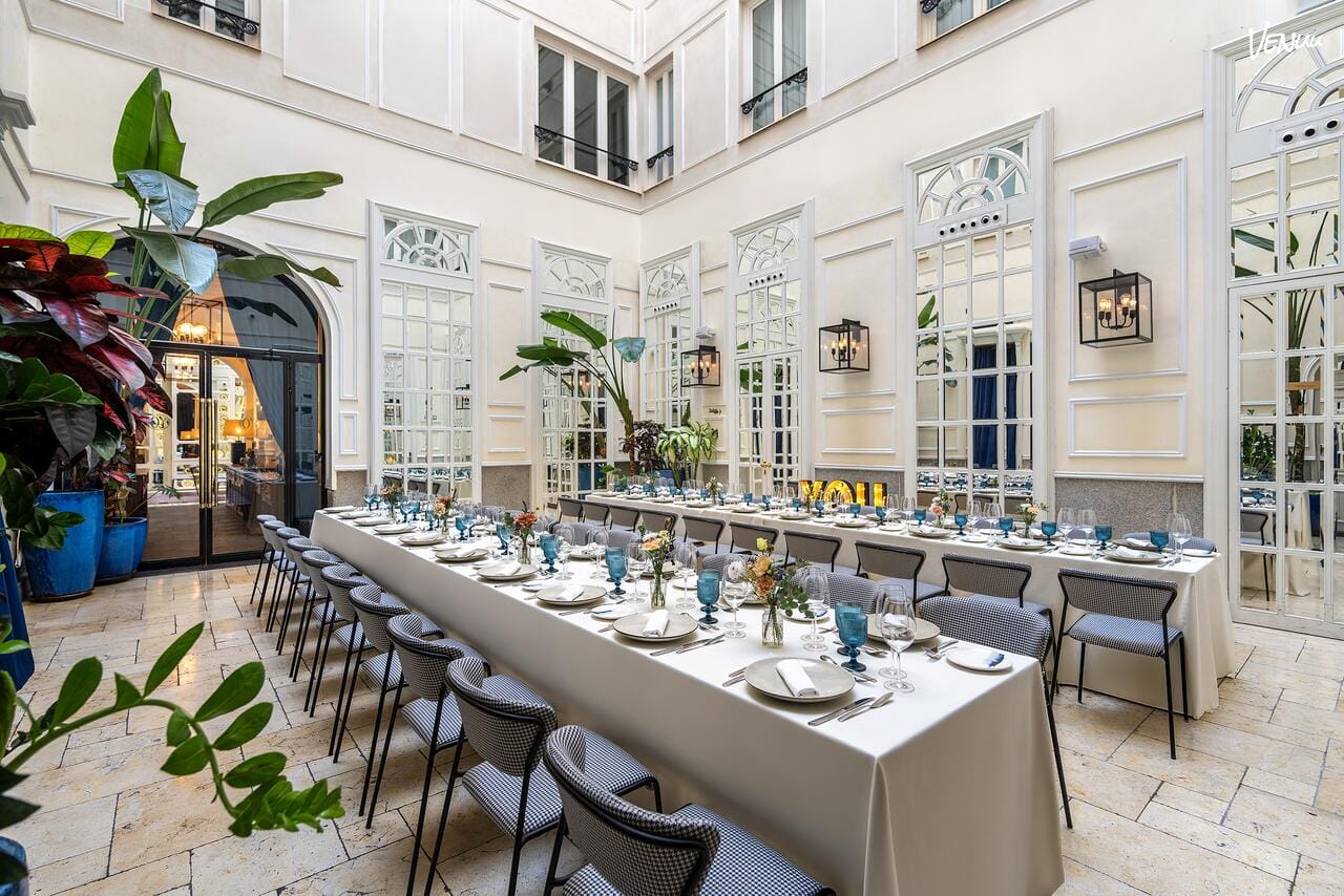Terraza elegante en Madrid para eventos corporativos y celebraciones con estilo.