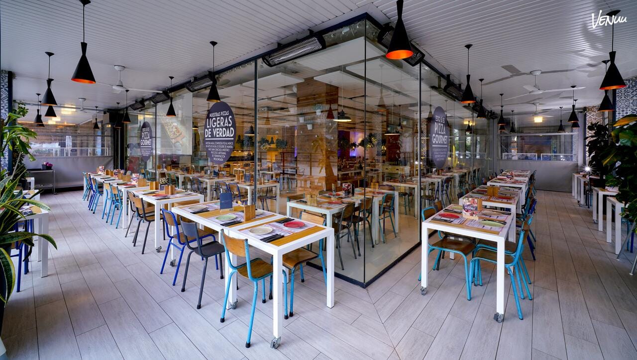 Kilómetros de Pizza Bernabéu Sala para cena de Navidad de empresa informal en Madrid.