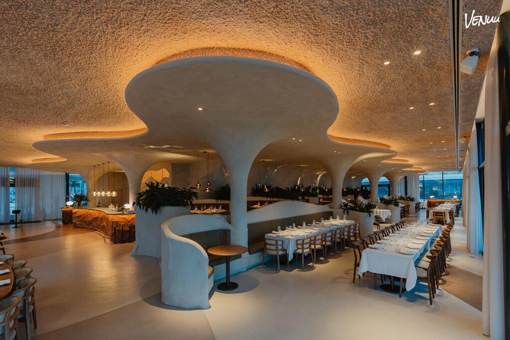 Restaurante modernista con vistas al mar para cenas de empresa en Barcelona.
