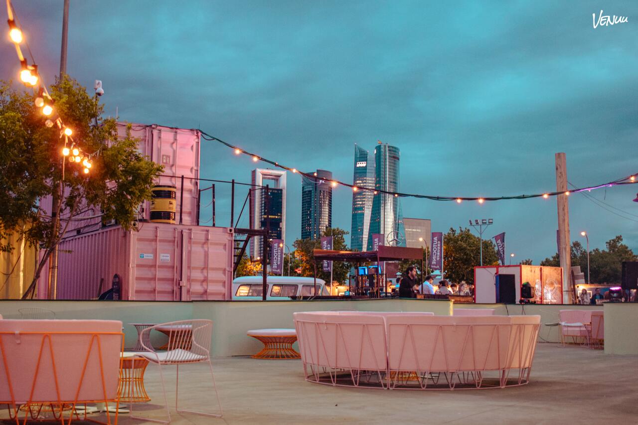 Zona Premier de Autocine Madrid para celebraciones originales y eventos al aire libre en Madrid.