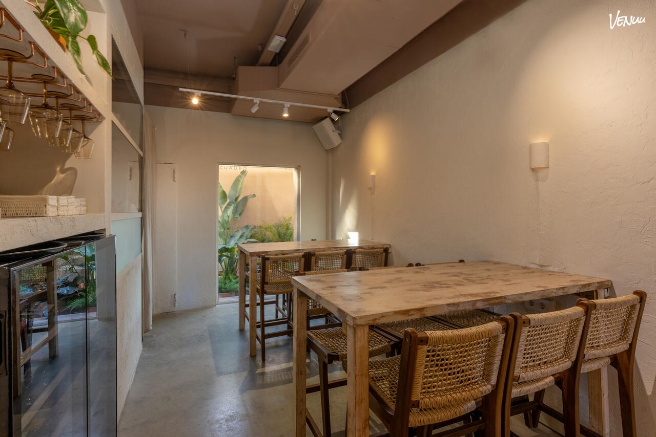 Cuadro Restaurante, espacio artístico con terraza para cenas y celebraciones de grupos en Barcelona.