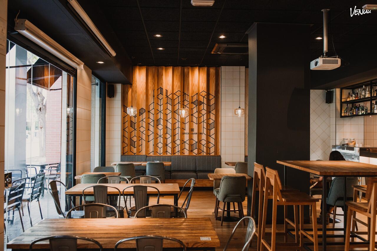  ELBAR Valencia, bar con cocina mediterránea para cenas de grupo cerca de la Ciudad de las Artes y las Ciencias.