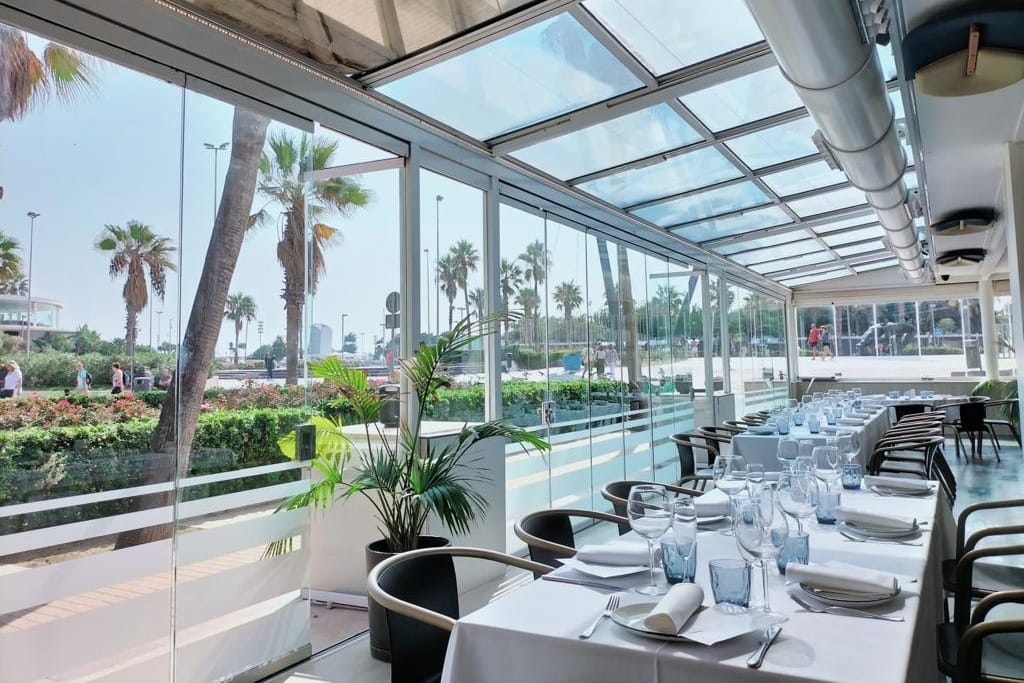 El Tridente de Neptuno, restaurante mediterráneo frente al mar para cenas de grupo en Valencia.