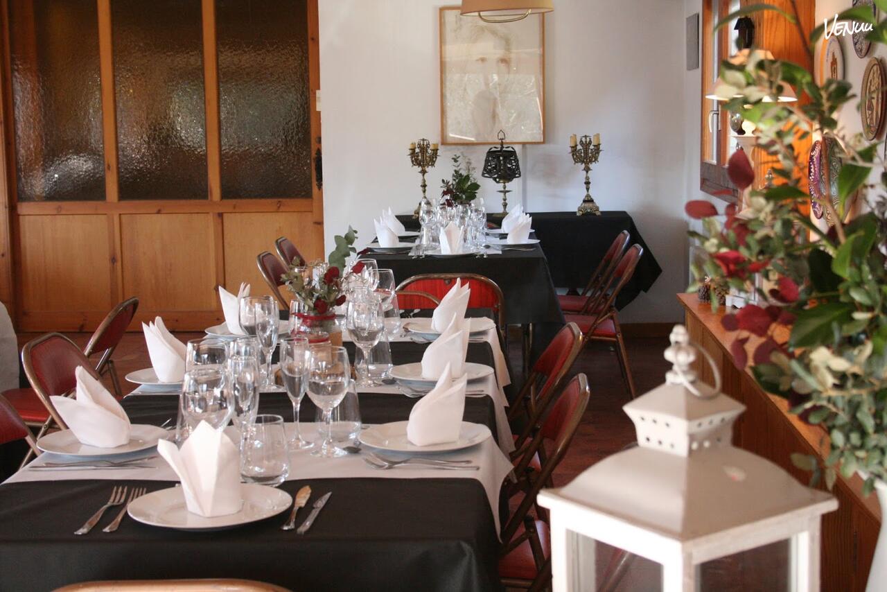  Salón de la Chimenea de Finca Tabla Redonda para celebraciones familiares y eventos cerca de Zaragoza.