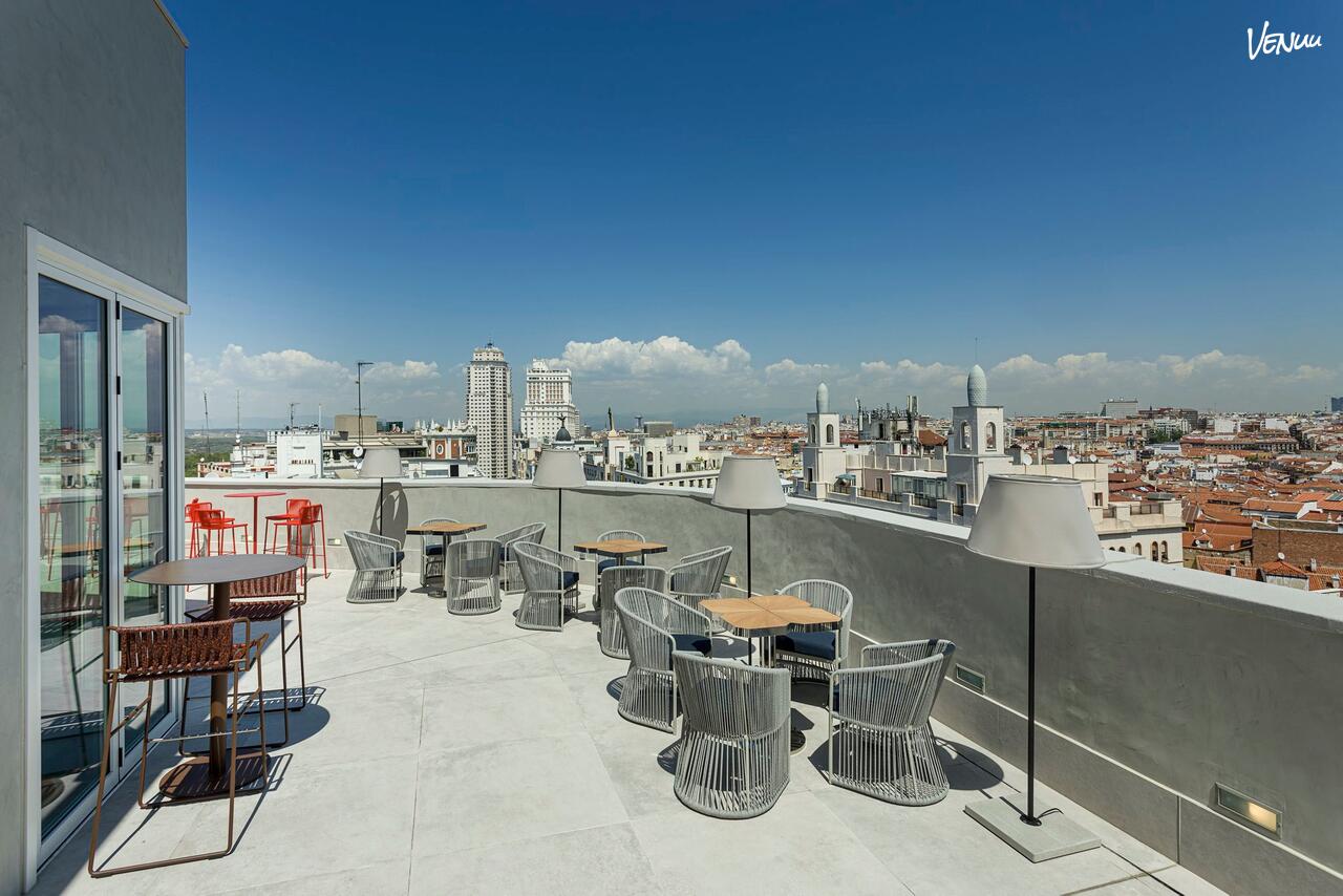 Terraza de Room Mate Macarena en Gran Vía para celebraciones y eventos al aire libre en Madrid.