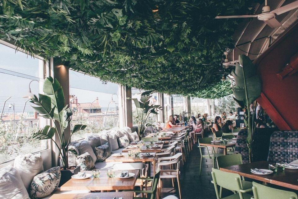 Terraza Vistas 360, comedor con vistas para celebraciones familiares y cumpleaños en Barcelona.