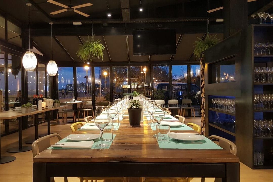 Comedor de Xiroi Ca la Nuri para cenas privadas frente al mar en Barcelona.