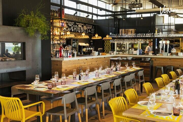  Xiroi, restaurante frente al mar para cenas de grupo con posibilidad de baile en Barcelona.
