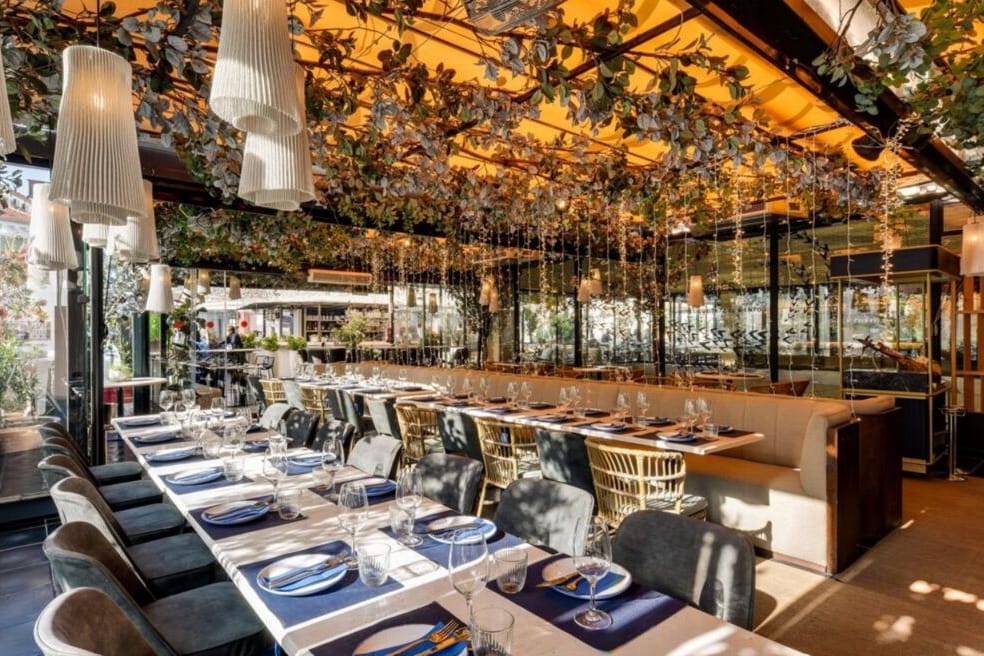 Rooftop de 11 Nudos Madrid sobre el Mercado de San Antón en Chueca, con terraza cubierta para celebraciones de boda