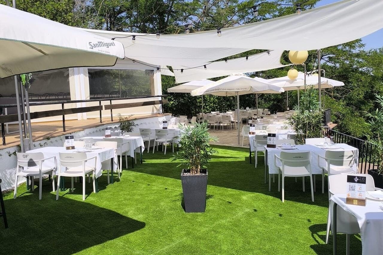 Can Cortès Terrassa Montserrat en Sant Cugat del Vallès, terraza de masía histórica para celebraciones de verano.
