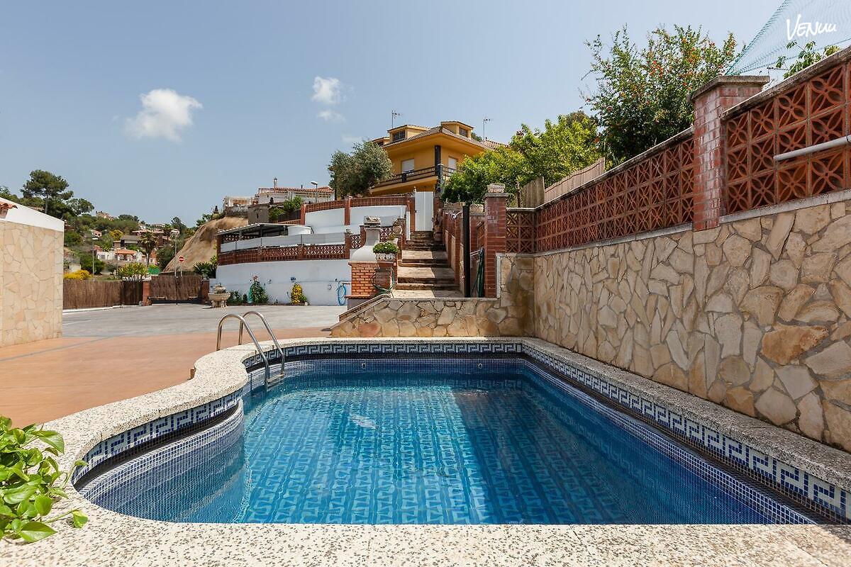 Cal Ramon en Rubí, villa con piscina y barbacoa para fiestas privadas de verano cerca de Barcelona.