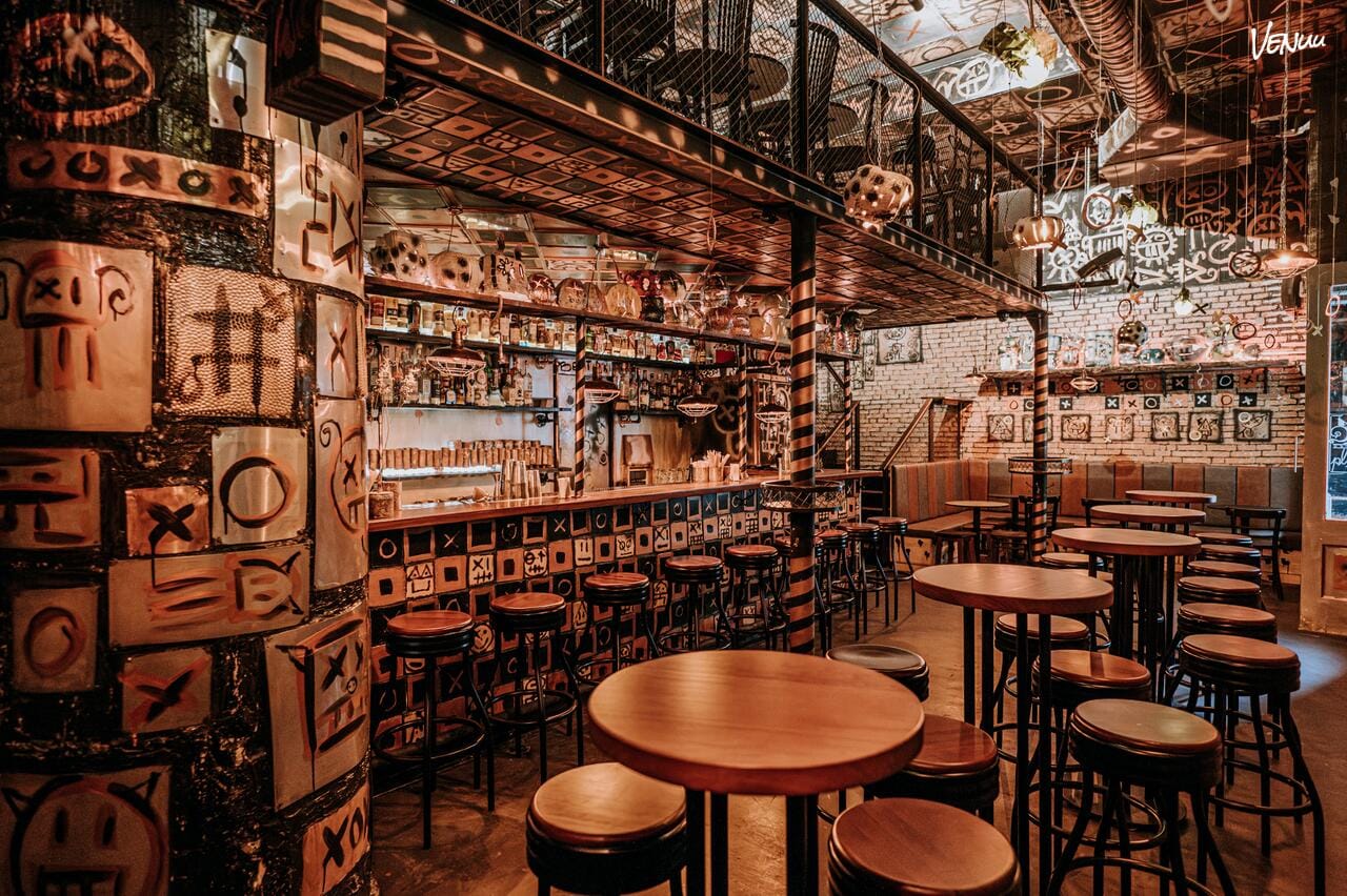 El Bestiari Cocktail Bar en el Born de Barcelona, cócteles y talleres creativos para despedidas de soltera.