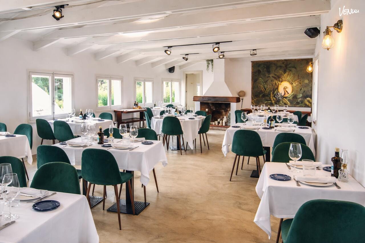 El Rincón de Vespok Salón Chimenea en Madrid para comuniones privadas y elegantes.