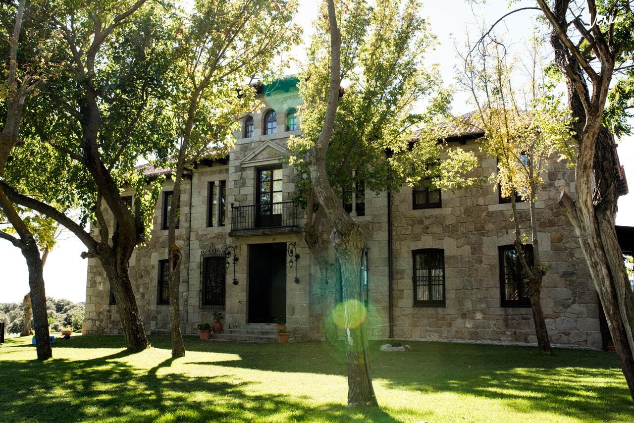 Finca El Gasco en Torrelodones, casona histórica con jardines y vistas al valle para bodas.