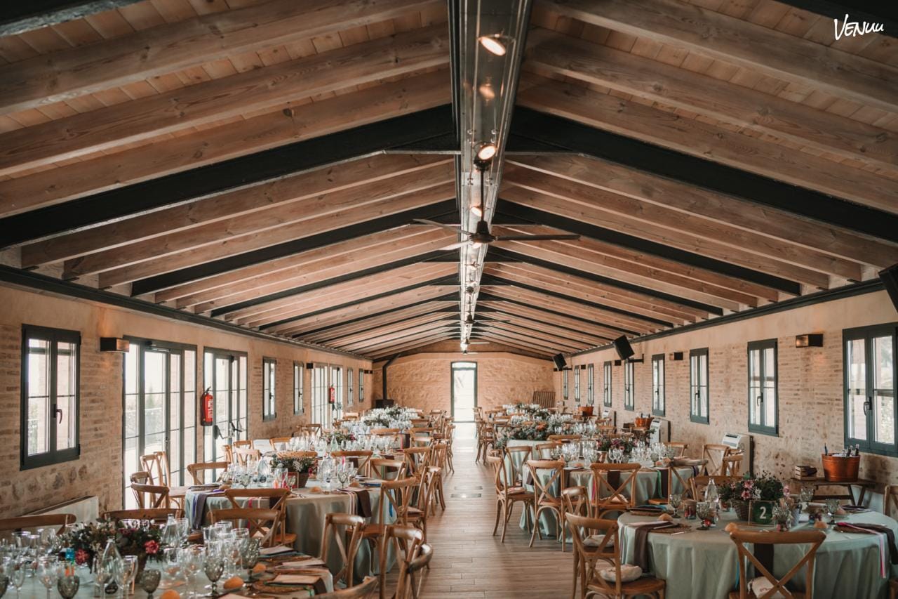 Finca el Teular - Salón Restaurante en Sueca, jardines naturales y arquitectura rústica junto a campos de arroz.