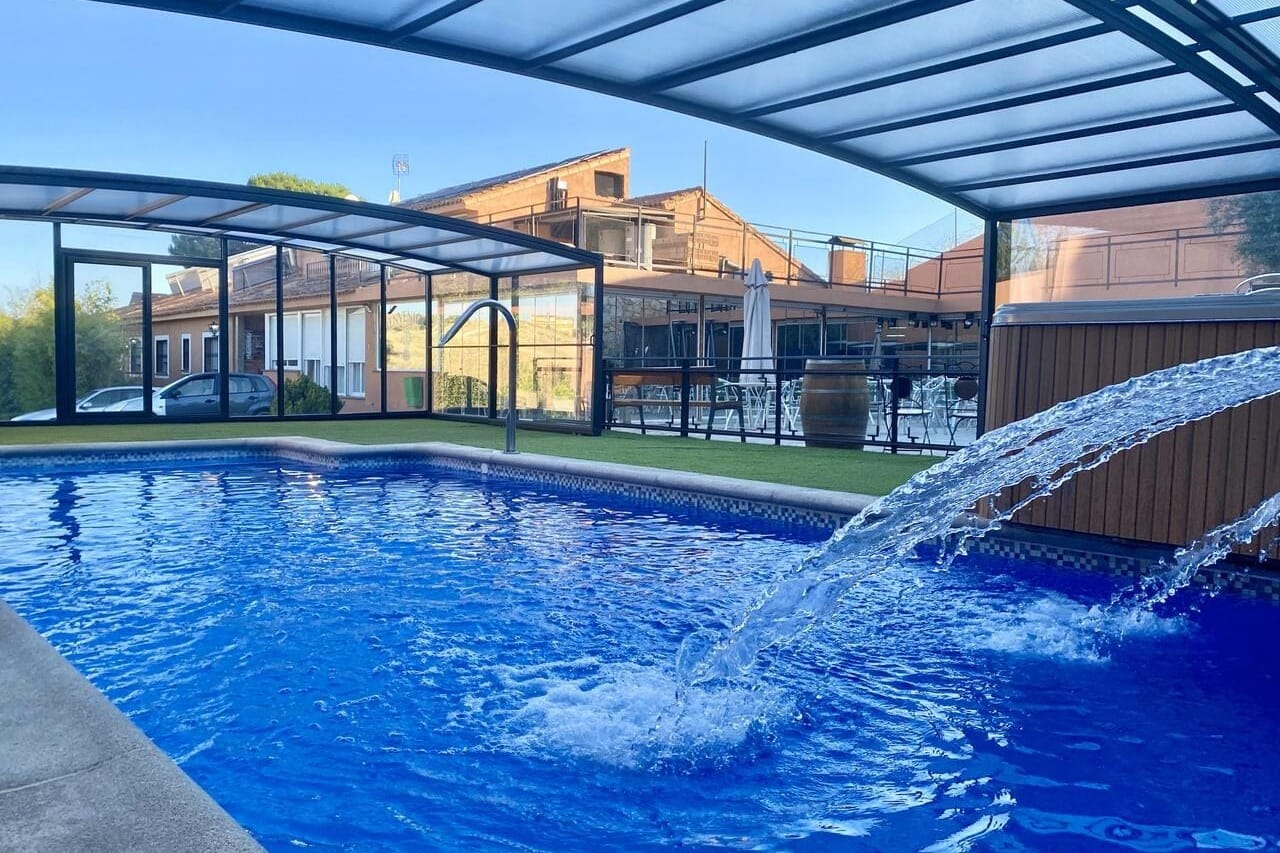Fuente Cárdena Casa 2 en El Molar con piscina y juegos para cumpleaños y celebraciones familiares. Por Si Llueve