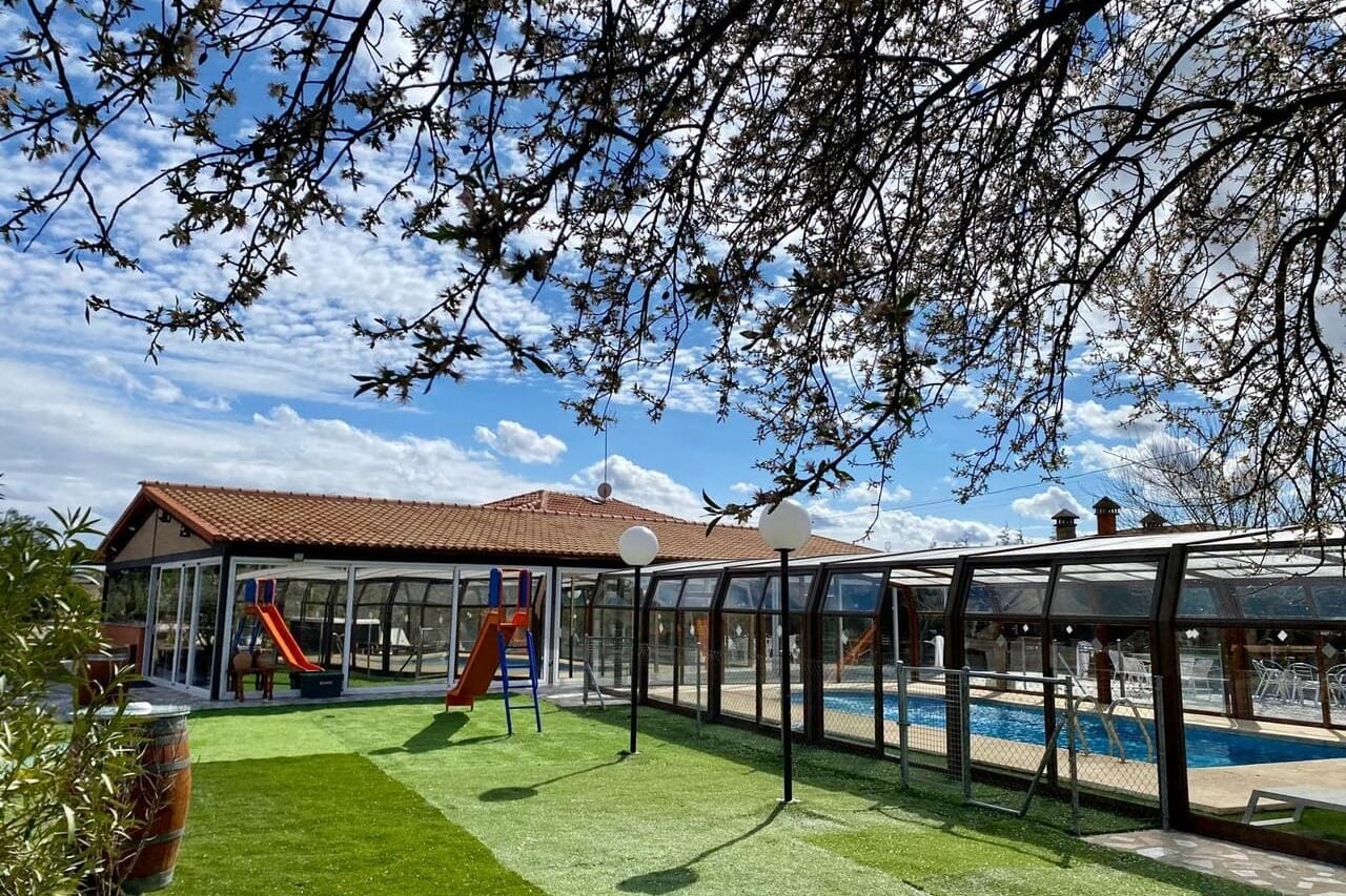 Fuente Cárdena Casa 4 en El Molar, casa privada con piscina climatizada y juegos para cumpleaños infantiles.