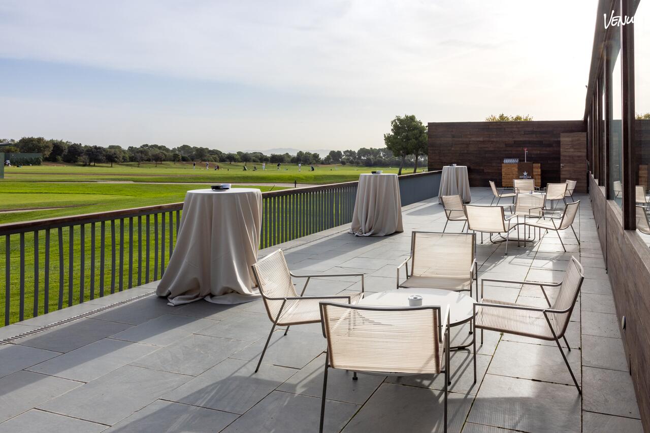Terraza Banquetes del Green Business Center en Terrassa con vistas al campo de golf para bodas al aire libre.