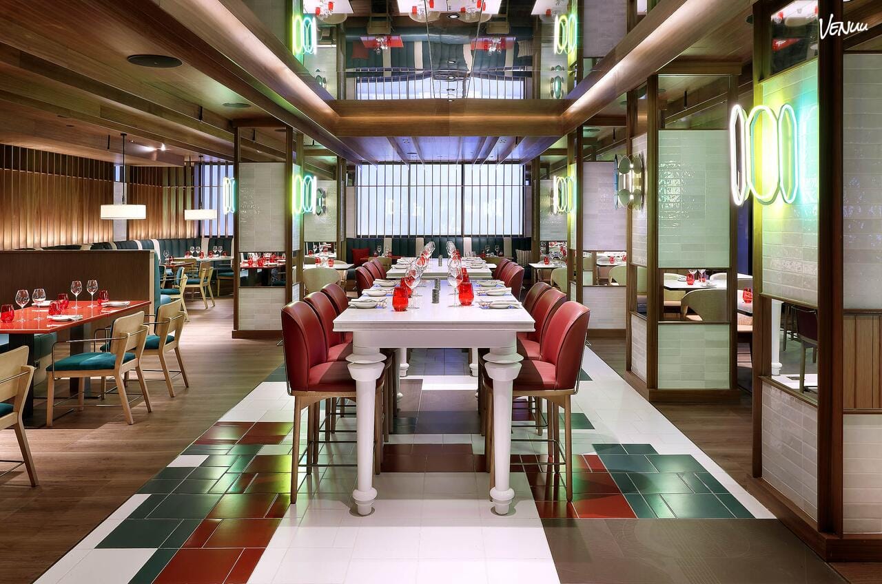 Sessions Restaurant del Hard Rock Hotel Madrid para comuniones familiares con gastronomía y terraza.
