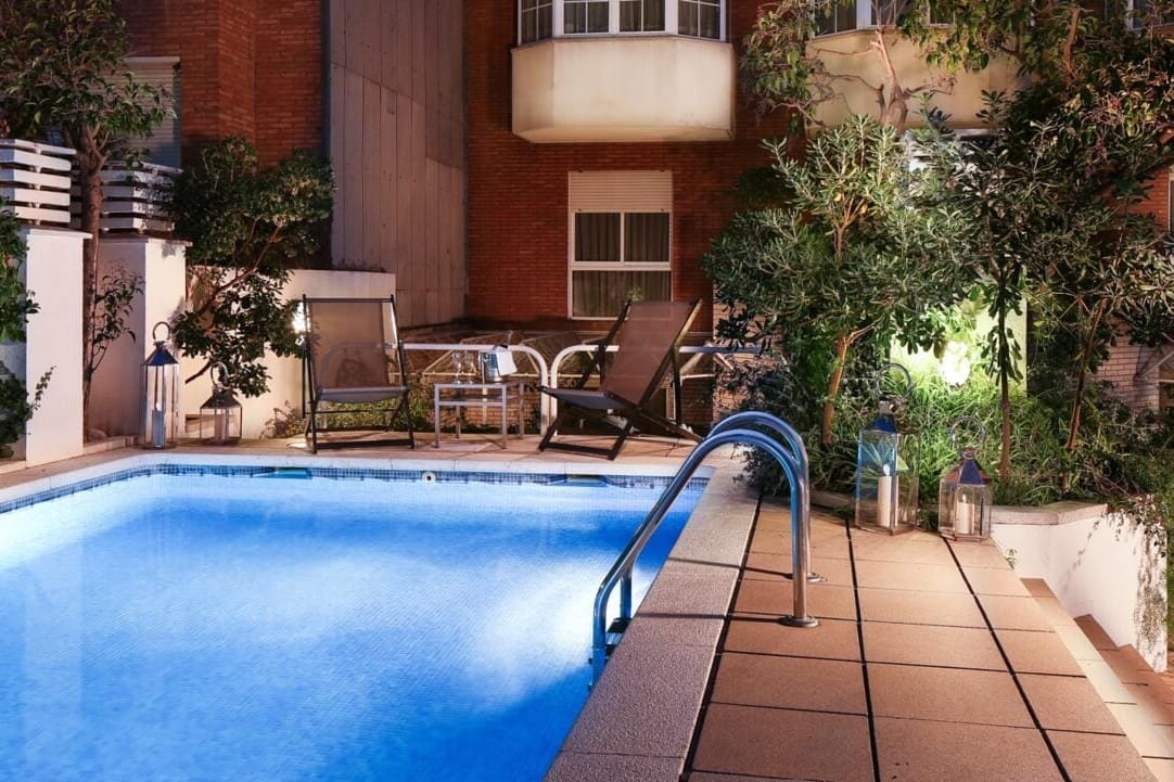  Hotel Gran Derby, terraza con piscina para cumpleaños y eventos al aire libre en Barcelona.