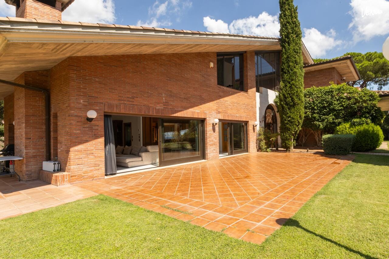 House Of Roots en Cabrera de Mar, casa con piscina, jardines y vistas al Mediterráneo para fiestas de verano.