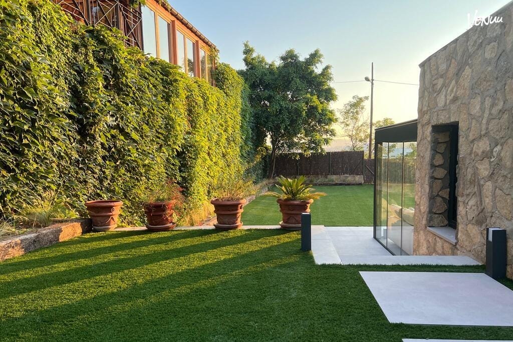 Jardi Urba BCN, jardín privado con vegetación natural para fiestas de verano al aire libre en Barcelona.