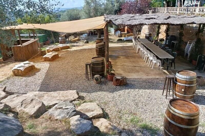 L'Olivera Casa Rural en Castellbisbal, jardín privado para fiestas de verano y celebraciones cerca de Barcelona.