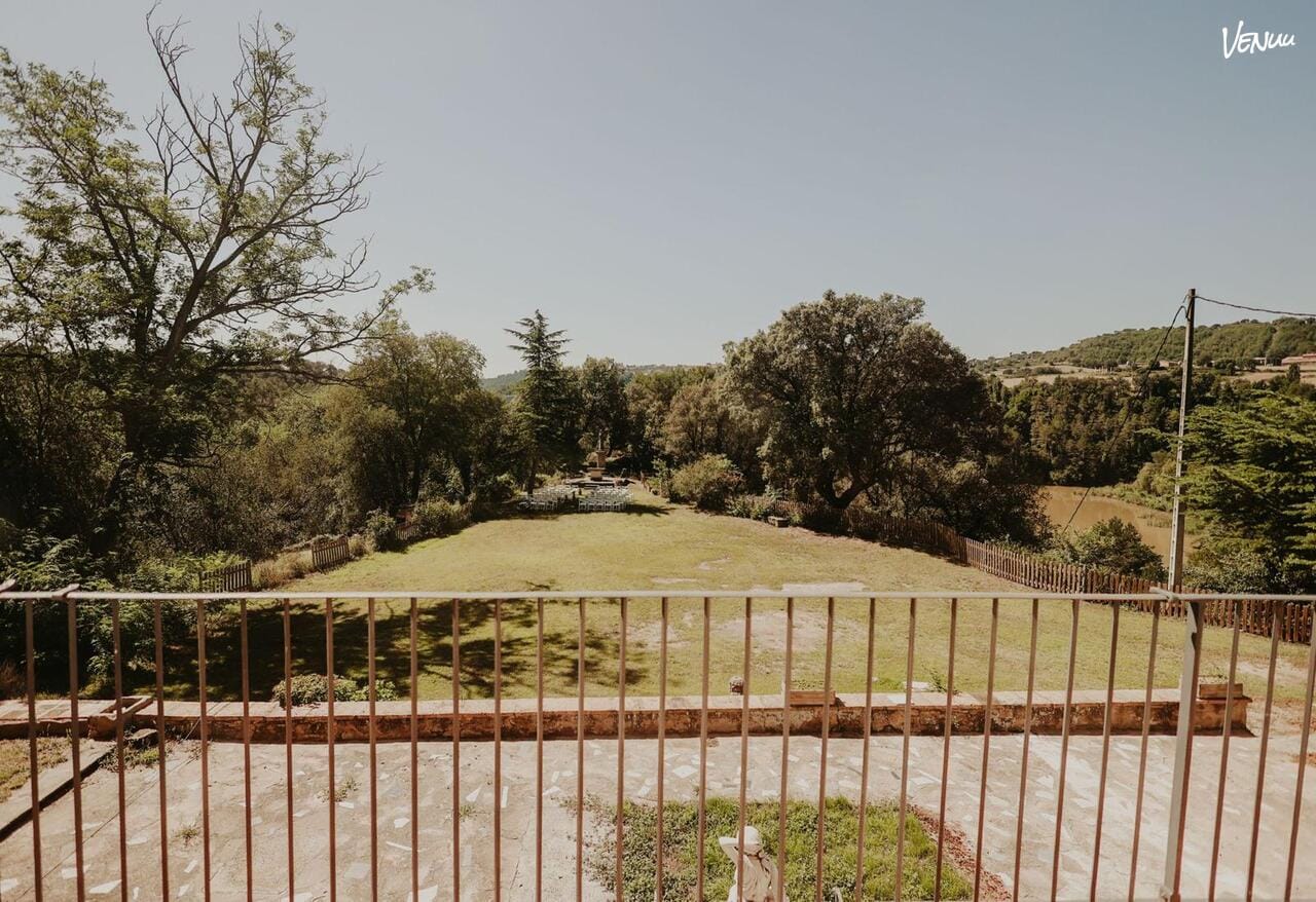 Masía Sant Pau en Casserres, finca histórica con jardines y vistas a la montaña para celebraciones privadas de verano.