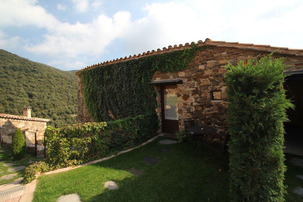 Masia Extraordinaria en el Montseny, finca rural con jardín, piscina y terraza para celebraciones de verano.