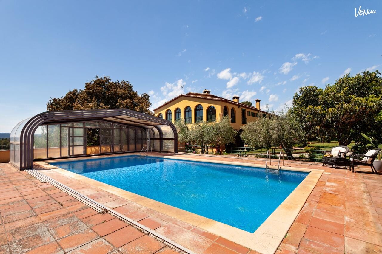  Masia de Cristal en Òdena, casa rural con piscina, jardín y porche para fiestas de verano cerca de Igualada.