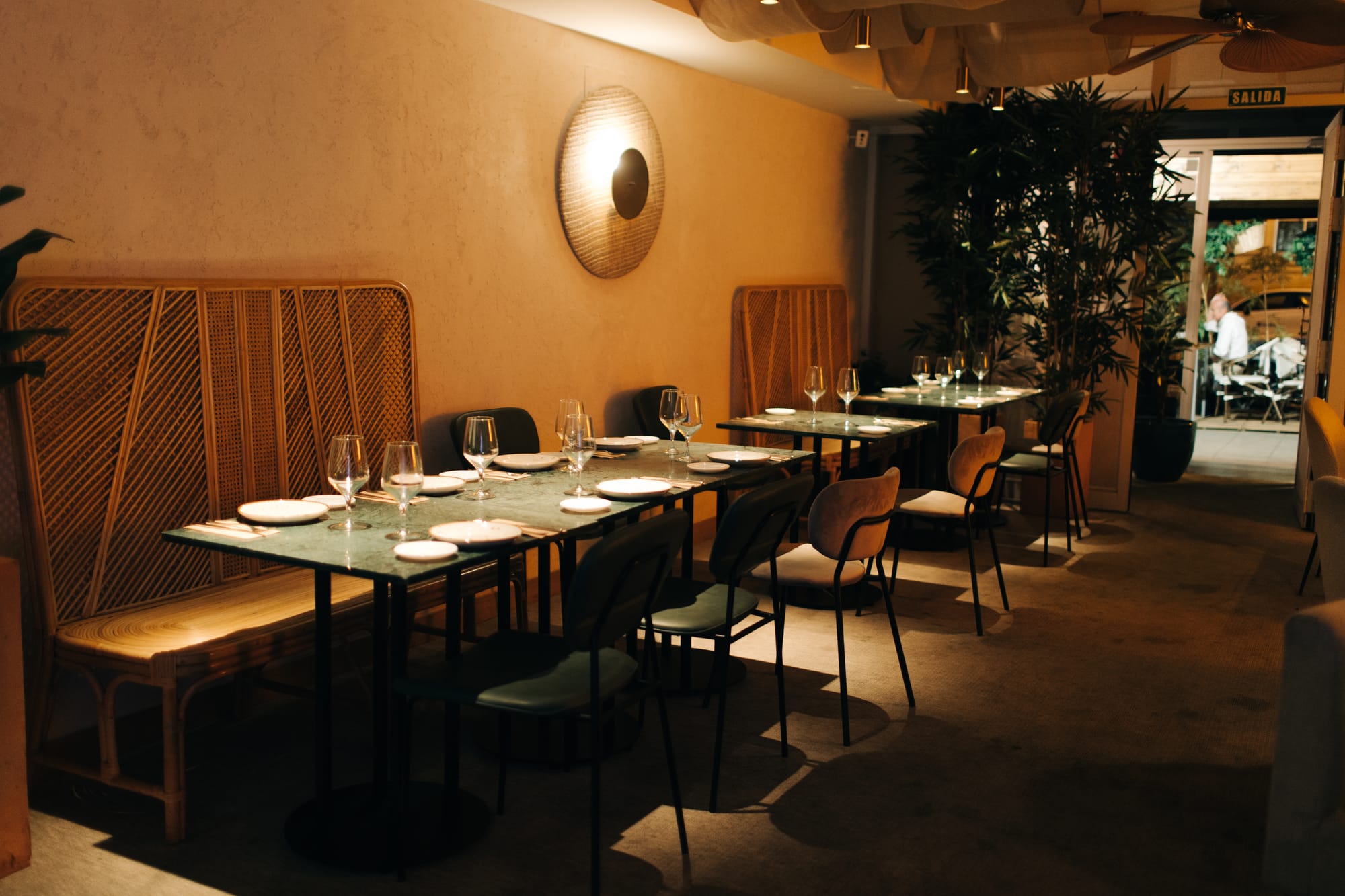 Interior del restaurante espectáculo Para Você en Madrid, con iluminación de escenario y espacio para bailar en bodas pequeñas