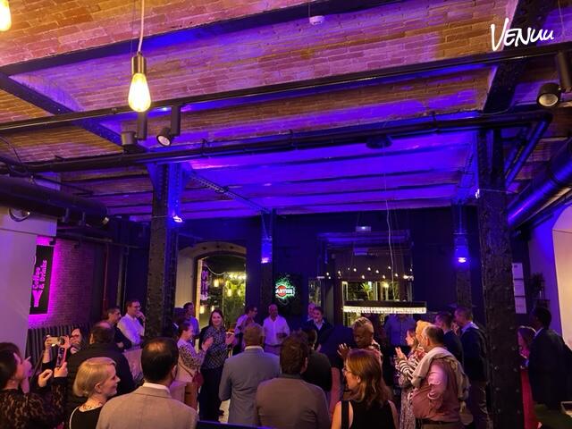 Port Bay, bar con terraza en Port Vell de Barcelona para celebrar cumpleaños con cócteles y música.