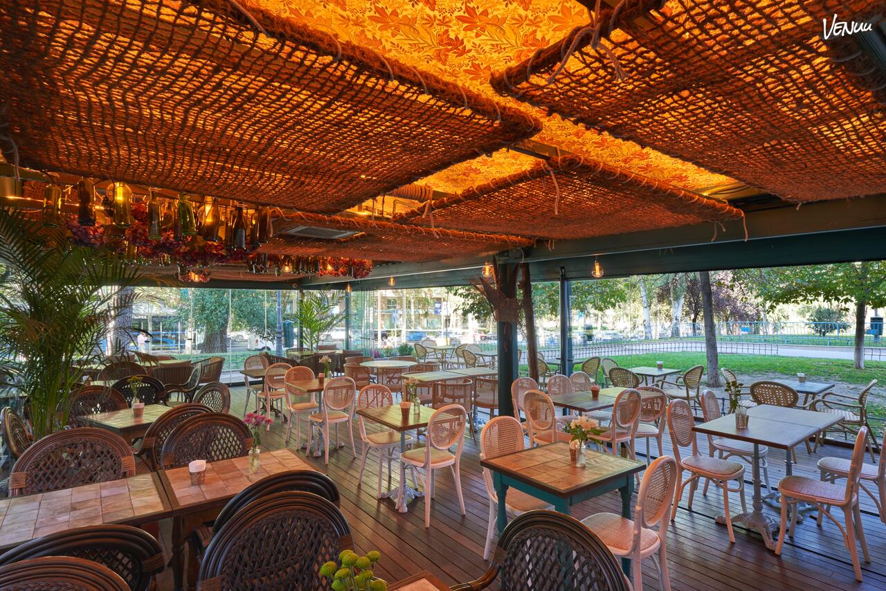 Revoltosa Berlín en Chamartín, restaurante con terraza acristalada para celebrar aniversarios en Madrid.