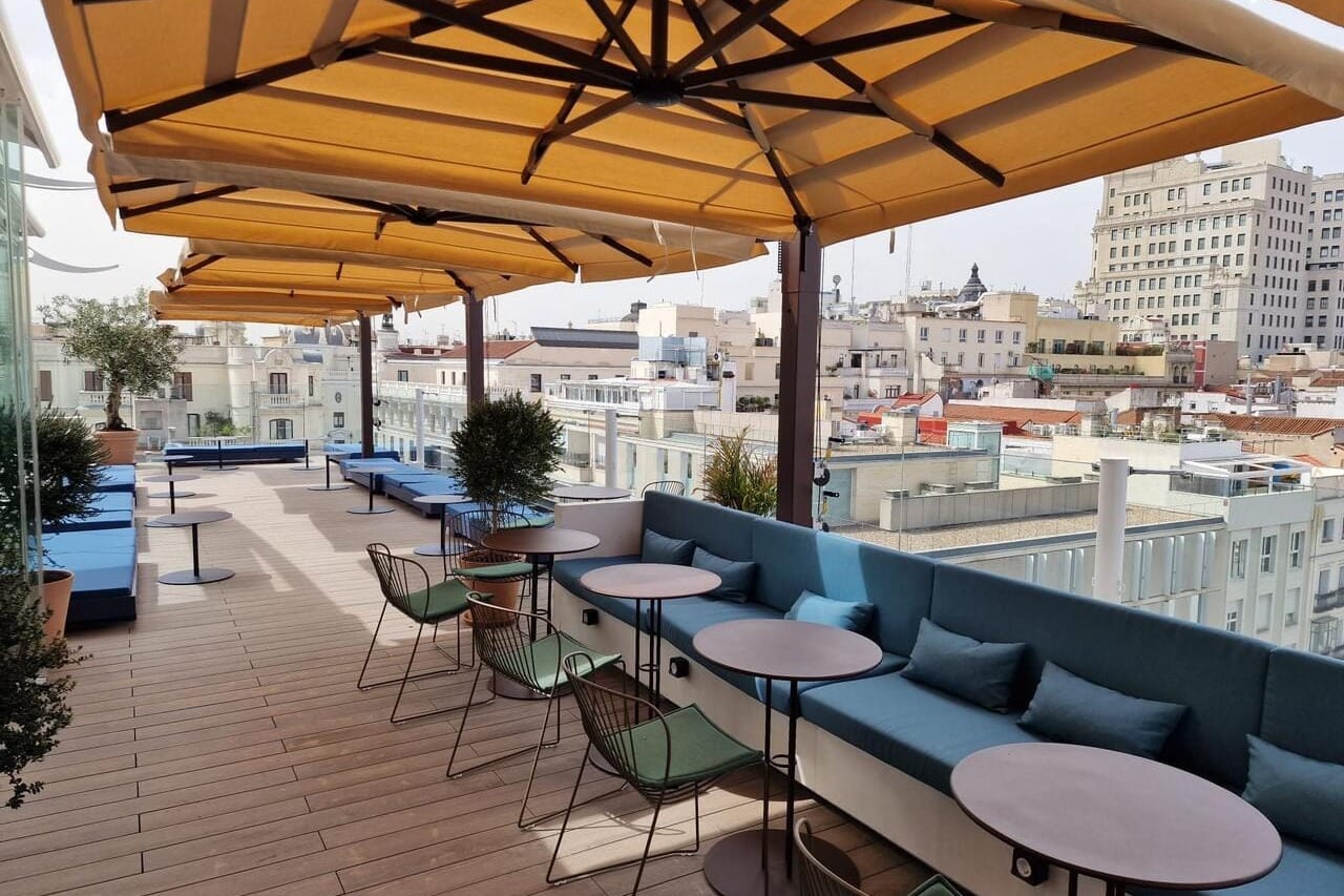 Terraza del Room Mate Óscar en Madrid con vistas panorámicas para bodas modernas y cócteles.