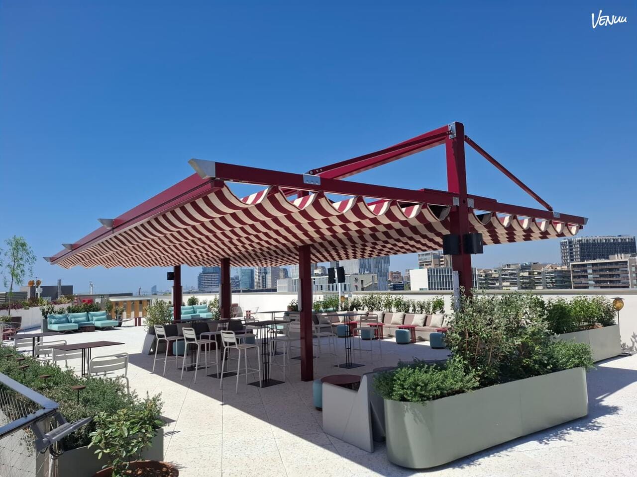 Cosmico Rooftop de SLS Barcelona, terraza con piscina y vistas para celebrar fiestas en Barcelona.