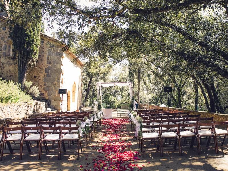 Capilla románica de Sant Pere de Clarà en Argentona para ceremonias de boda rodeadas de naturaleza.