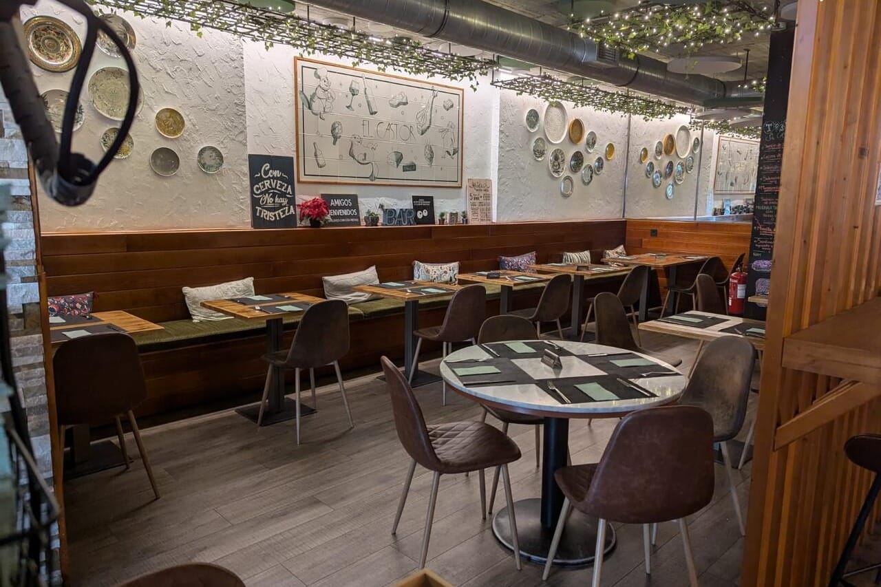 Taberna El Castor en Valdebebas, restaurante con salón privado para celebrar aniversarios en Madrid.