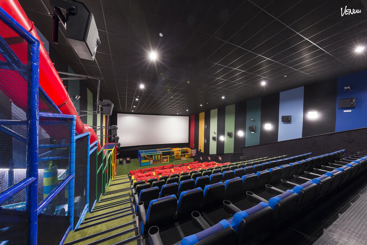 Tres Aguas Sala Junior en Alcorcón, cine infantil con tobogán y zona de juegos para cumpleaños.