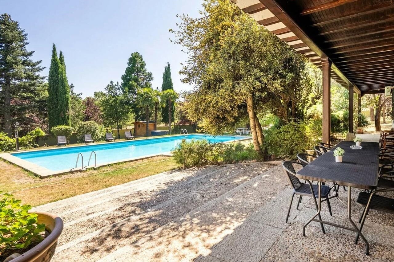 Villa Escorial Park en San Lorenzo de El Escorial, villa con jardín, piscina y alojamiento para bodas privadas.