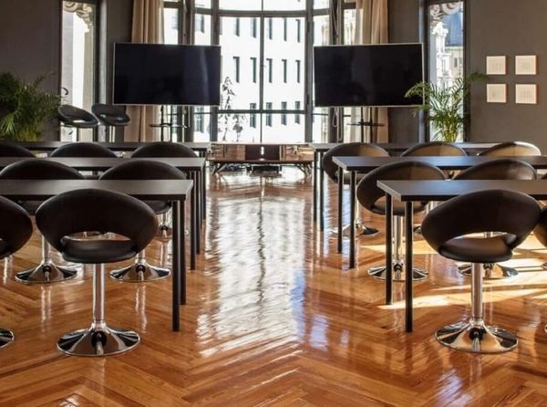 Los 13 mejores espacios en Madrid para eventos corporativos (y cómo evitar que sean un absoluto coñazo)