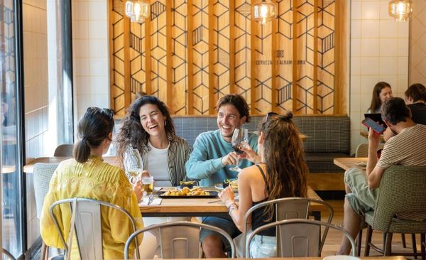Del tapeo al copeteo: top 5 bares para cenas de grupo en Valencia que nunca fallan