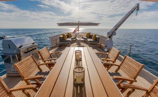 Despedidas en catamarán en Barcelona: alquila, navega y celebra como nunca