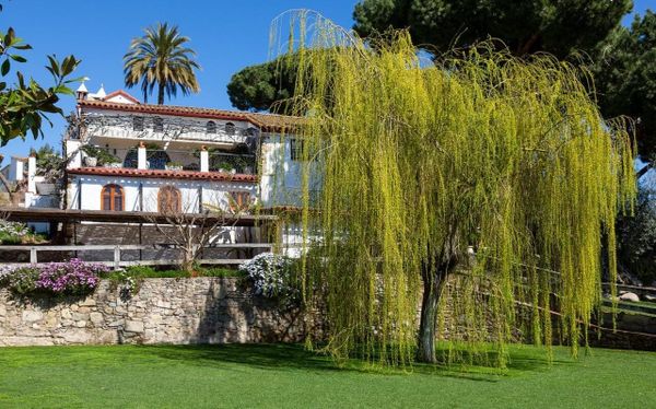 12 jardines para eventos en Cataluña donde hasta el viento aplaude la fiesta