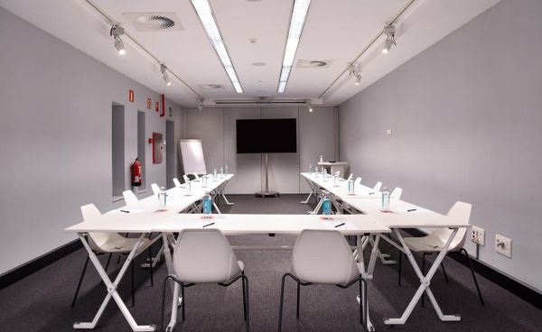 ¿Reunión urgente? Aquí tienes 10 salas de reuniones en Málaga para alquilar por horas y quedar como un pro