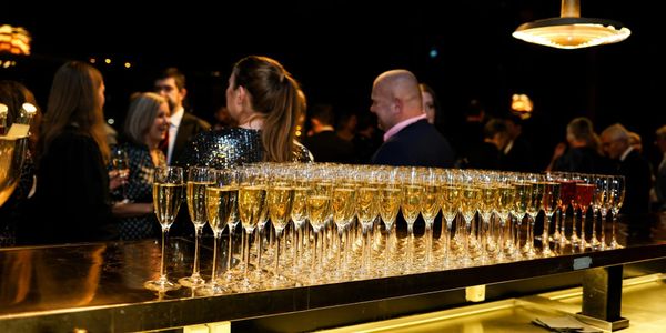 Tipos de invitados en fiestas: ¿eres un cazador de croquetas o un ninja del Wi-Fi?