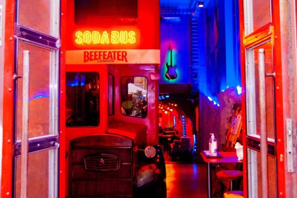Bares para celebrar un cumpleaños diferente. Empieza por estos 10 bares en Barcelona