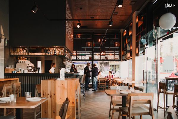 Del tapeo al copeteo: top 5 bares para cenas de grupo en Valencia que nunca fallan