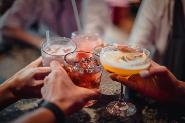 Cuánta bebida comprar para una fiesta: guía para no acabar con 38 botellas de vino sobrantes