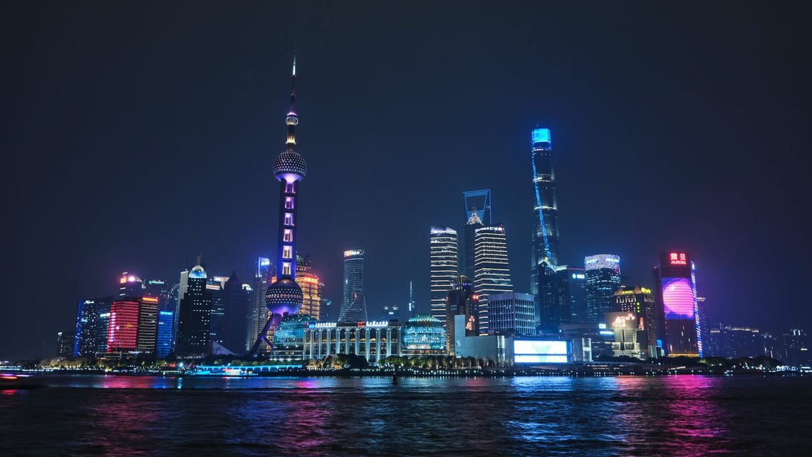 Lujiazui Skyline: shoot it from the Bund, cross over anyway